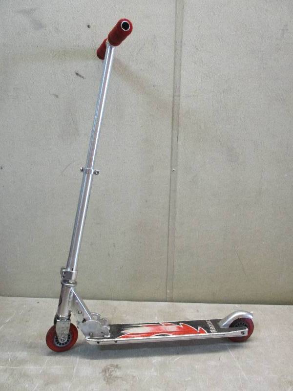 lot 89 image: Razor Scooter