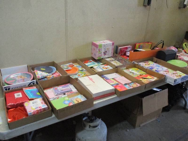 lot 112 image: Party Supplies