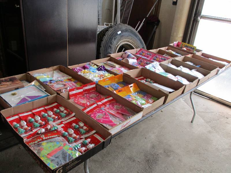 lot 117 image: Party Supplies