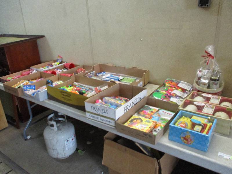 lot 121 image: Party Supplies