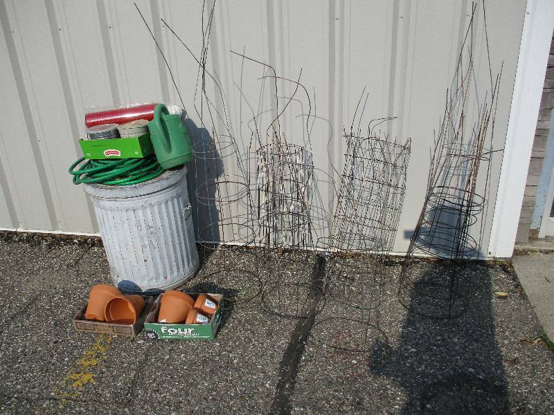 lot 136 image: Gardening Lot