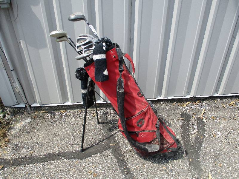 lot 160 image: Golf clubs and bags