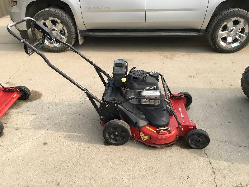 lot 92 image: TORO FJ180V 30 Blade Cut Self-Propelled Commercial Model