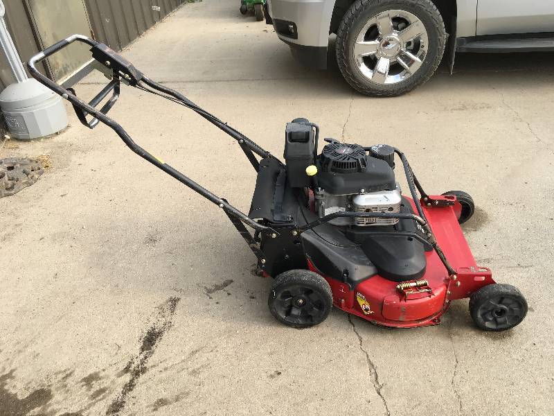 lot 93 image: TORO FJ180V 30 Blade Cut Self-Propelled Commercial Model