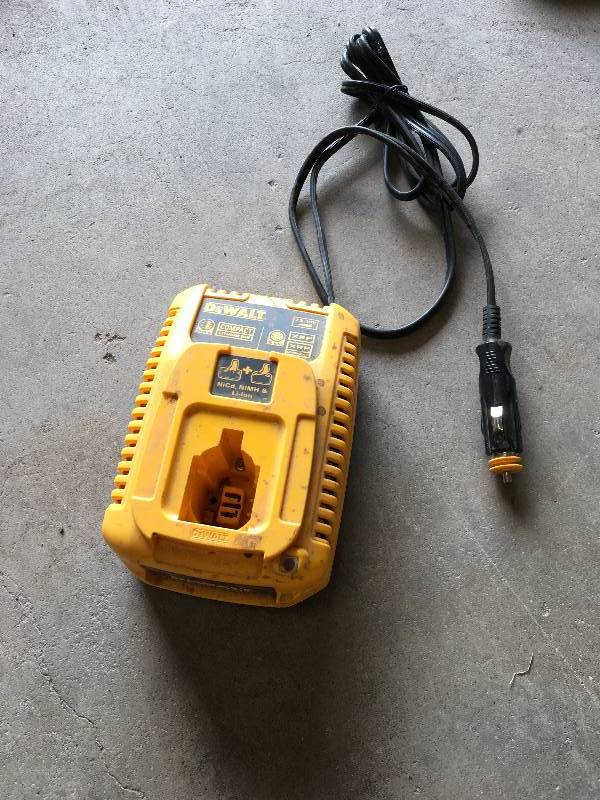 lot 122 image: DeWalt DC9319 7.2V-18V Vehicle Charger