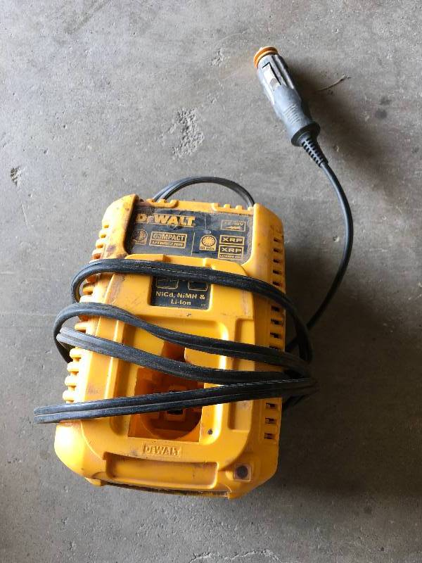 lot 123 image: DeWalt DC9319 7.2V-18V Vehicle Charger