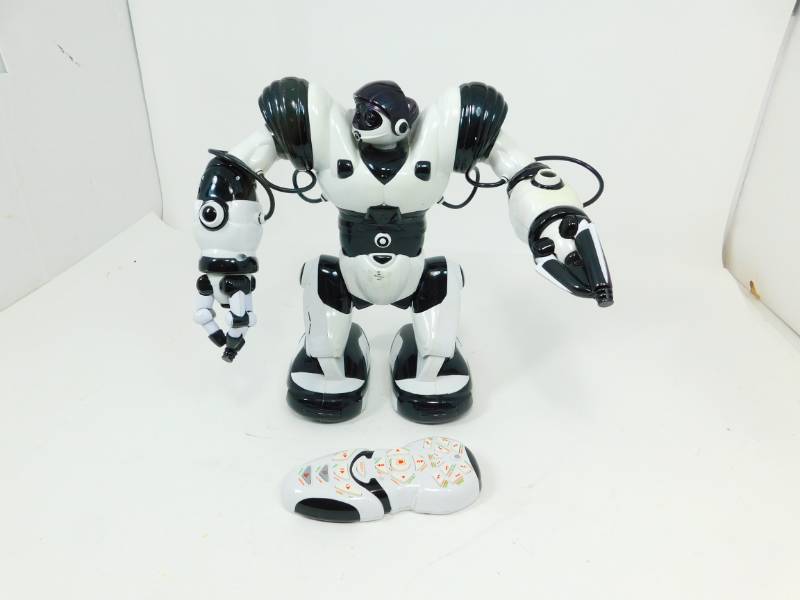 lot 9 image: WowWee Robosapien X Robot