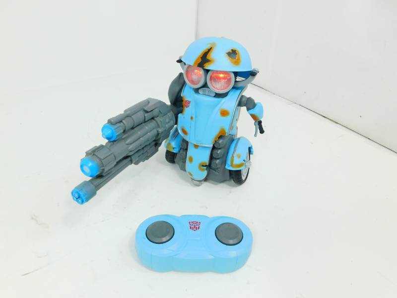 lot 10 image: Transformers Autobot Sqweeks