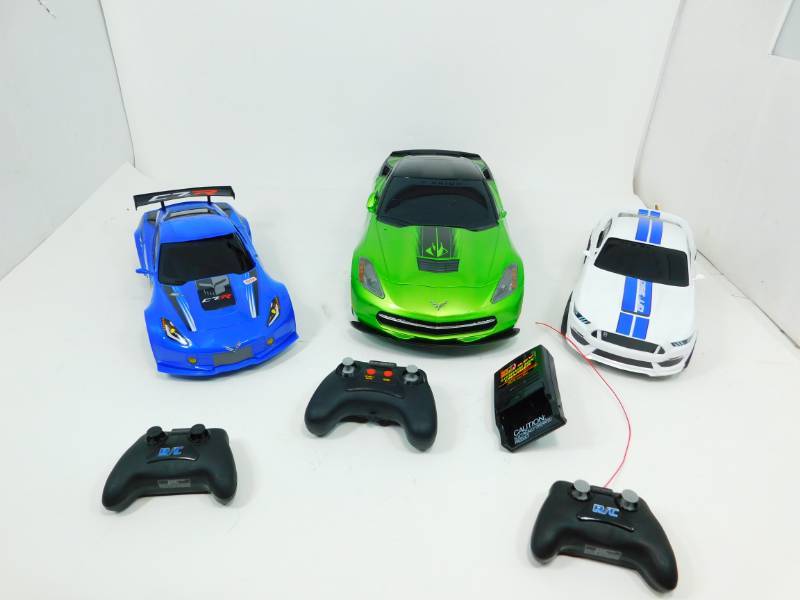 lot 17 image: 3 New Bright Remote Control Cars
