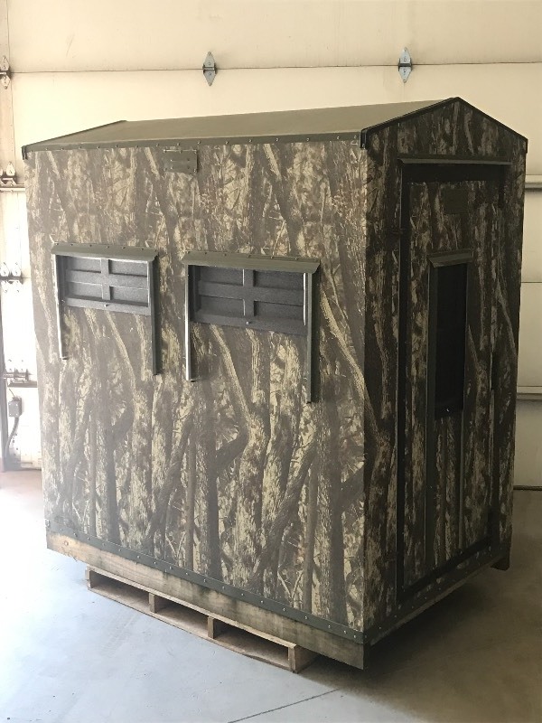 lot 5 image: Shadow Hunter 4x6 Enclosed Deer Stand