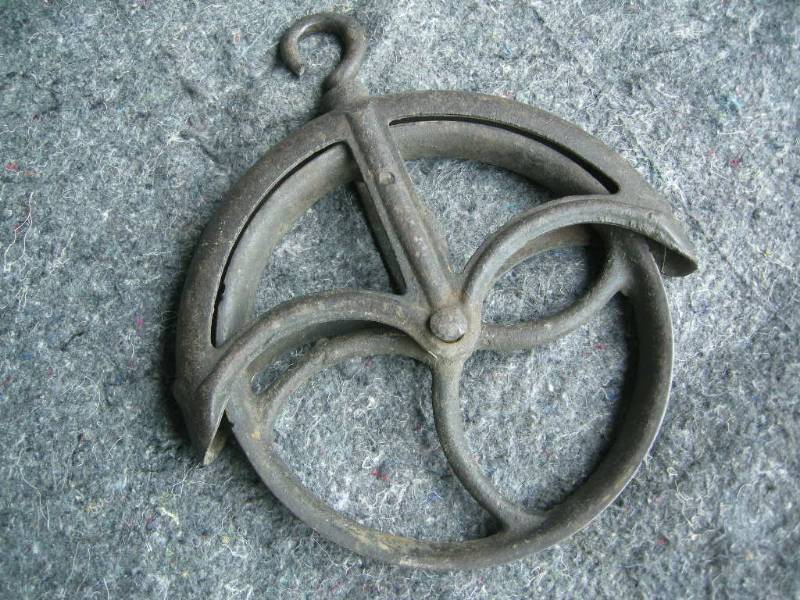 lot 3 image: Antique Iron Rope Pulley