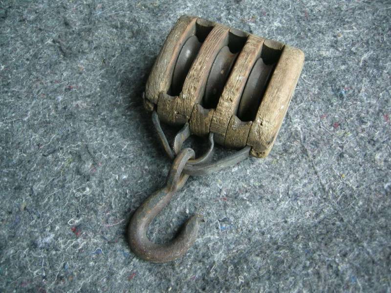 lot 4 image: Small Antique 3 Rope Bark Pulley - Block & Tackle