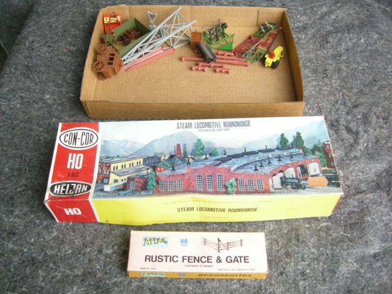lot 25 image: Vintage Toys, Train Set Accessories
