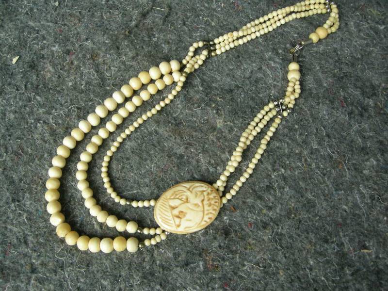 lot 60 image: Vintage Carved Necklace