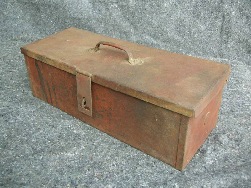 lot 63 image: Vintage International - Farmall Tractor Tool Box