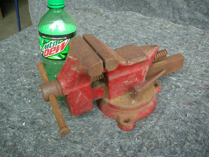 lot 64 image: Bench Vise