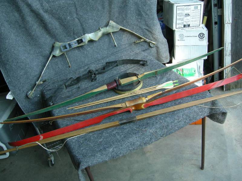 lot 74 image: vintage Bows and Arrows