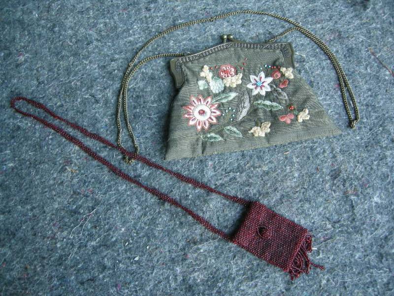 lot 79 image: Antique and Beaded Purses