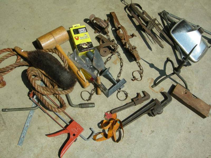 lot 118 image: Vintage Rodent Traps, Tools
