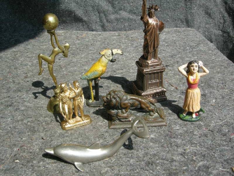 lot 124 image: Vintage Metal Botle Openers, Figures, Souvenirs