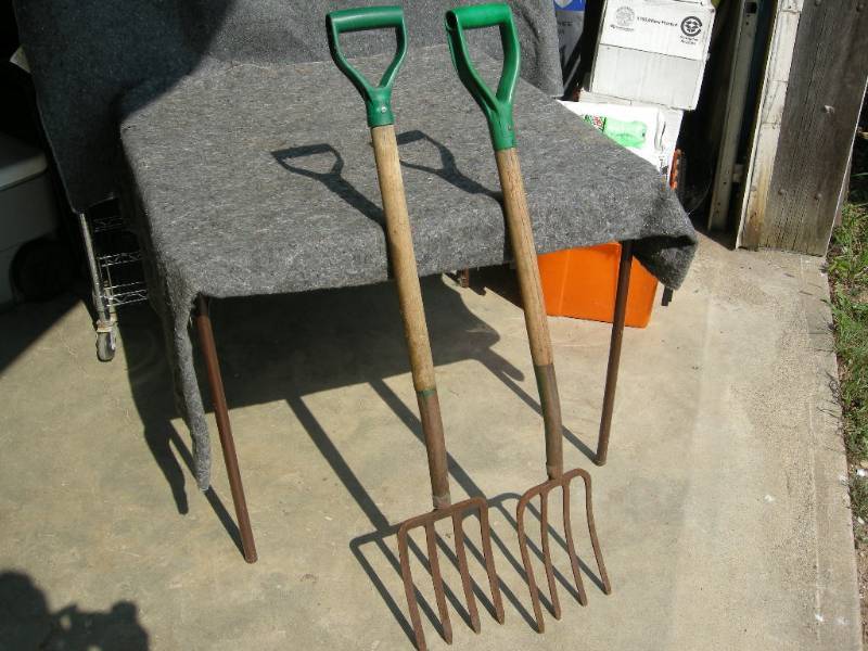 lot 133 image: 2 Potato, Roofing Forks