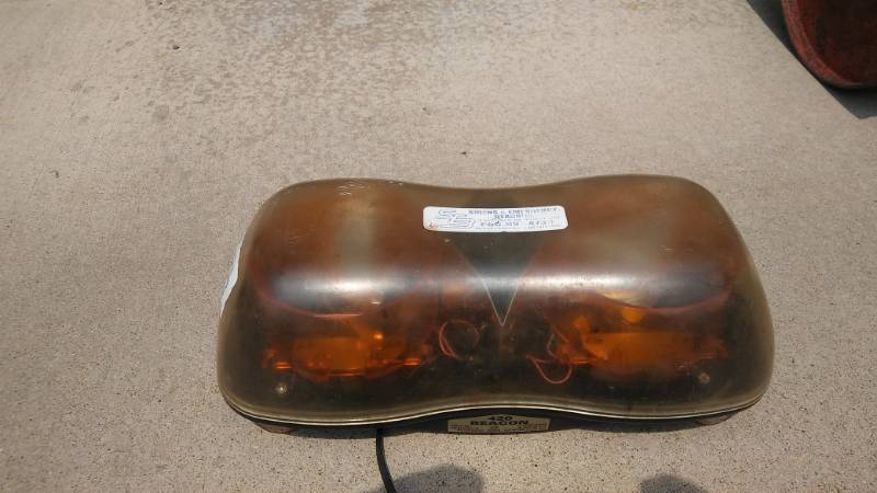 lot 74 image: 12V Dual Rotating Amber Light