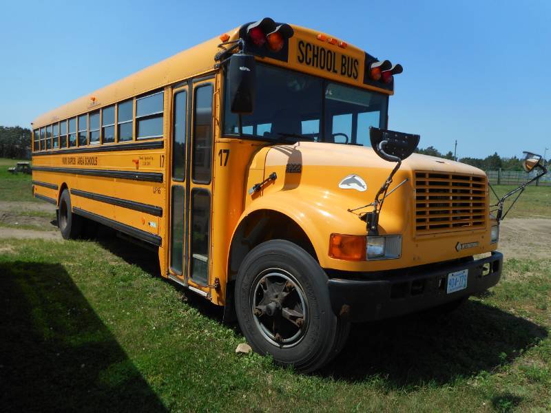 lot 4 image: 2000 International School Bus
