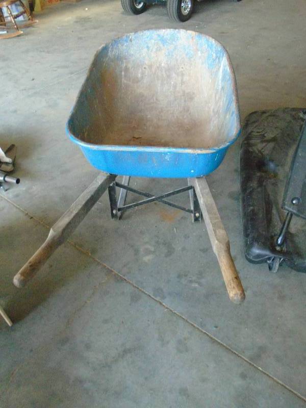 lot 8 image: Wheel Barrow