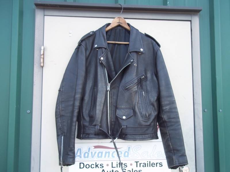 lot 30 image: Mens Leather Jacket. Appears to be a size Large