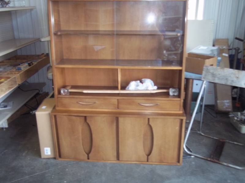 lot 38 image: Vintage Duncan Phyfe China Hutch with Glass Doors
