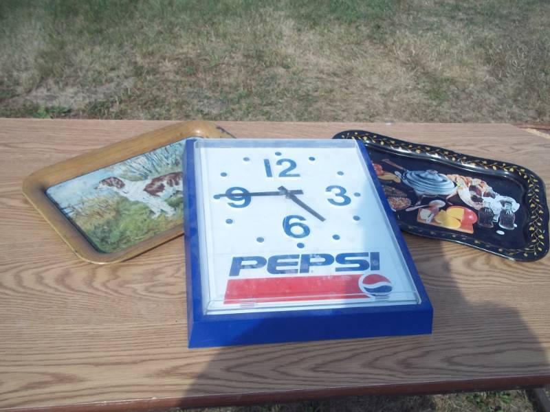 lot 40 image: Pepsi Clock and 2 Tin serving Trays