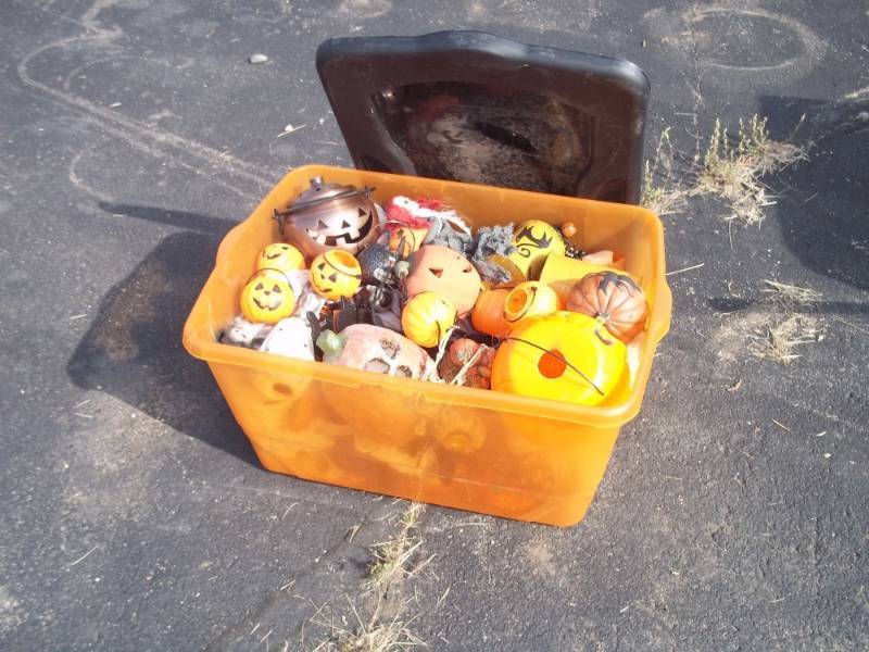 lot 41 image: Tote of Halloween Items