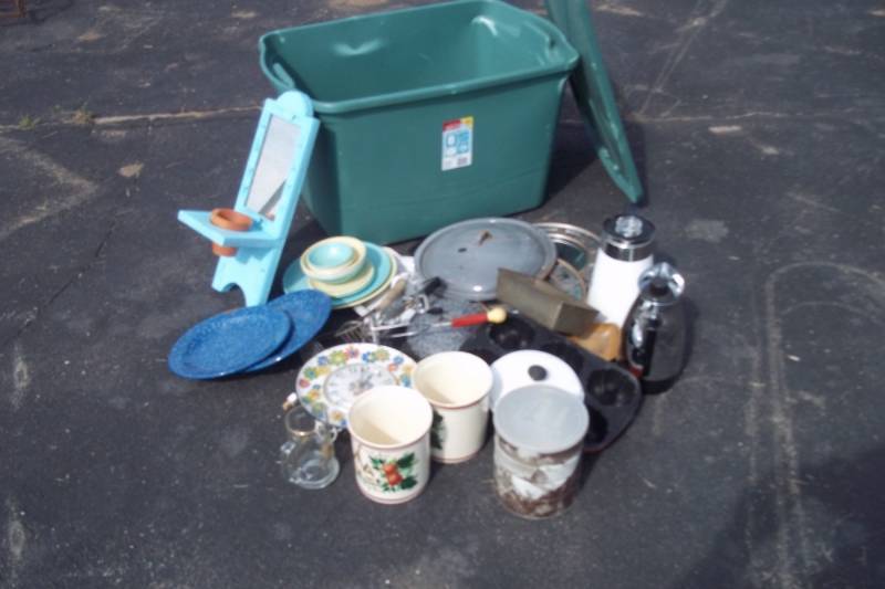 lot 49 image: Lot of Vintage Housewares