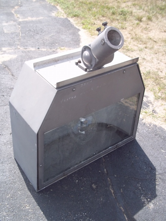 lot 70 image: Parking Lot Light. Consignor States Works But Needs New Bulb.