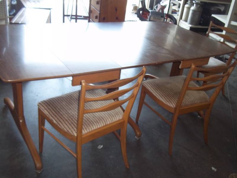lot 16 image: Vintage Duncan Phyfe Dining Table with 2 Leafs and 3 Chairs