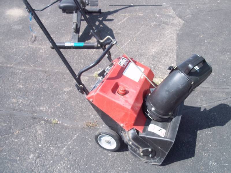 lot 21 image: Snow Blower. No Key
