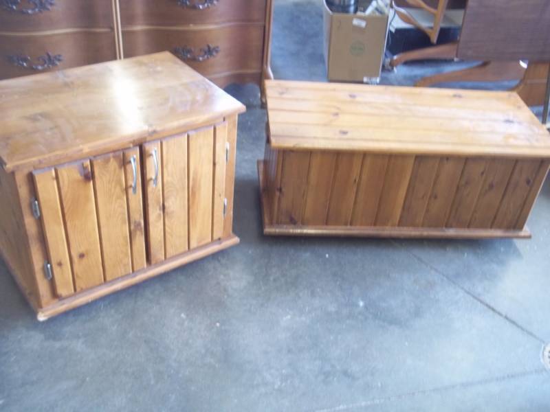 lot 25 image: End Table & Storage Bench