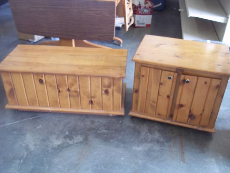 lot 26 image: End Table & Storage Bench
