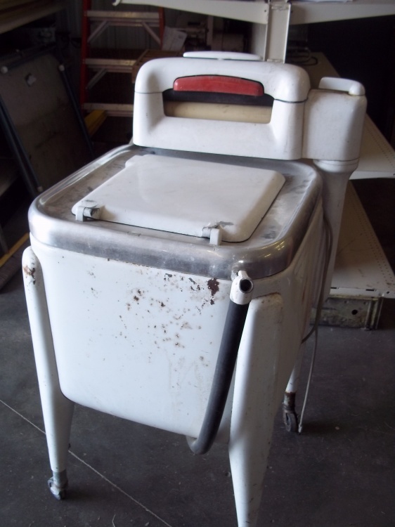 lot 28 image: Vintage Wringer Washing Machine