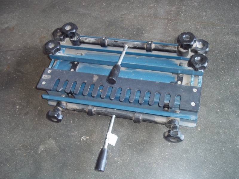 lot 29 image: Dove Tail Machine