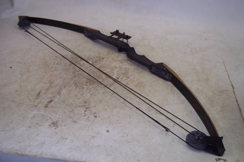 lot 106 image: Compound Bow