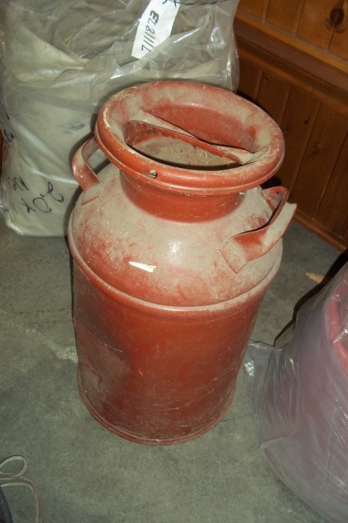 lot 109 image: Red Cream Can