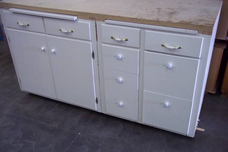 lot 119 image: Cabinet on Wheels