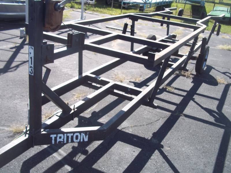 lot 15 image: 17  Pontoon Trailer