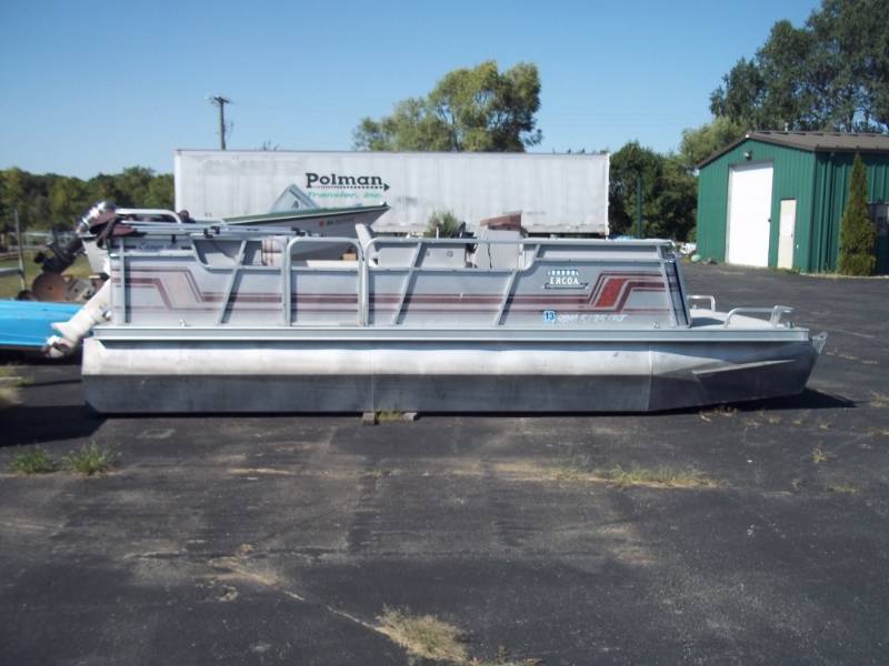 lot 3 image: 19 Eroca Pontoon with 28 HP Johnson