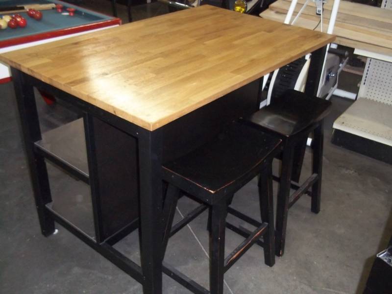lot 121 image: IKEA Island with 2 stools