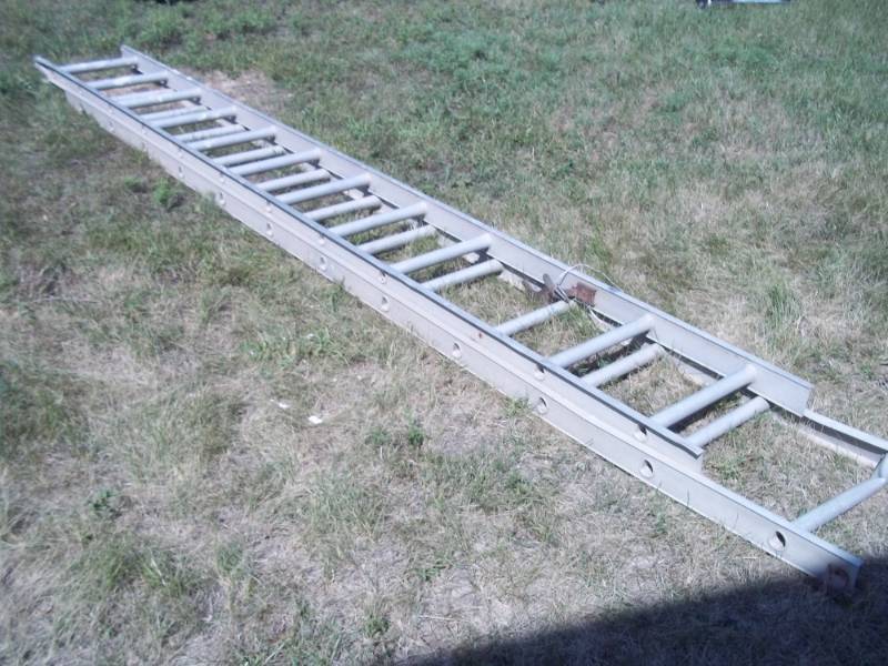 lot 153 image: 24 Aluminum Extension Ladder