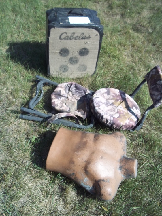 lot 174 image: Cabalas Hunting target, hunting seat and bust