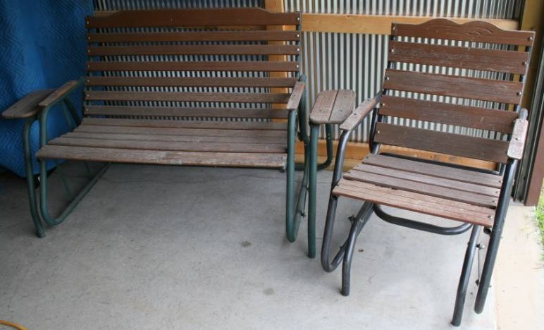 lot 21 image: Gliding Patio Seating