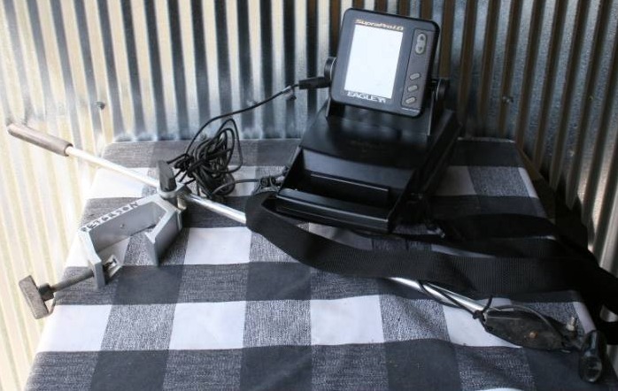 lot 45 image: Fish Finder